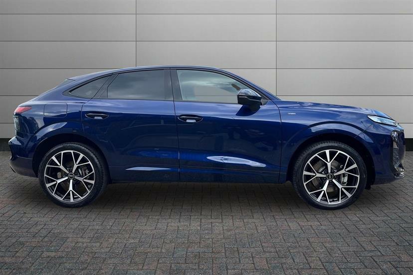 Audi Q3 1.5 E-hybrid Launch Edition S Tronic EF75KXB Blue #4