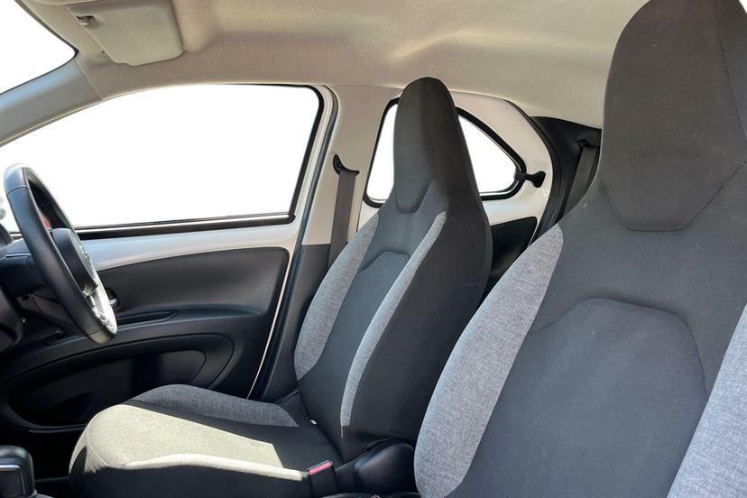 Toyota Aygo X 1.0 Vvt-i Pure MK72HYG White #2