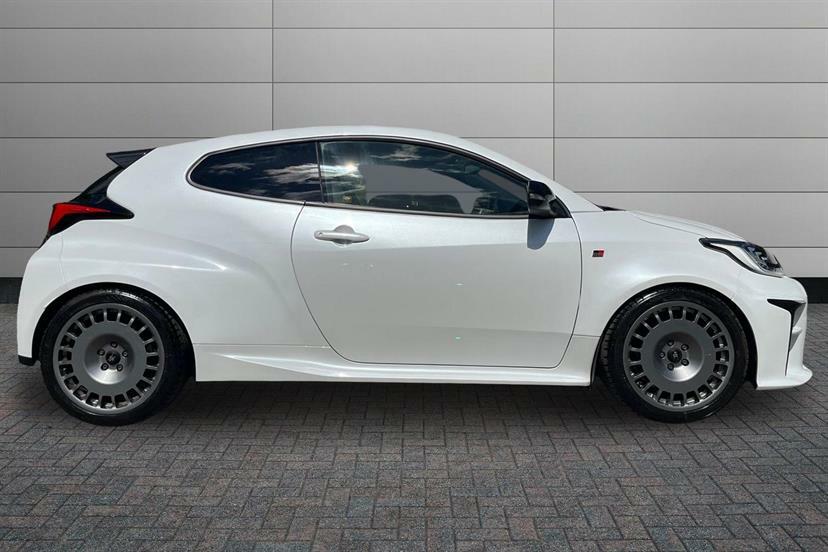 Toyota Yaris 1.6 Awd Circuit Pack GU21XYV White #4