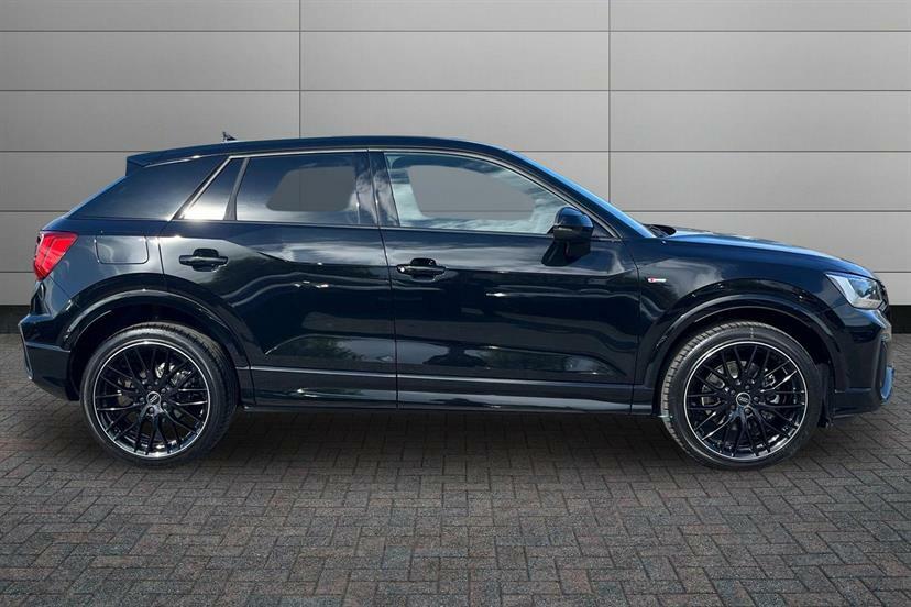 Audi Q2 35 Tfsi Black Edition S Tronic Tech LN26KXF Black #4