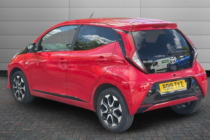 Toyota Aygo 1.0 Vvt-i X-trend Tss X-shift Red #4