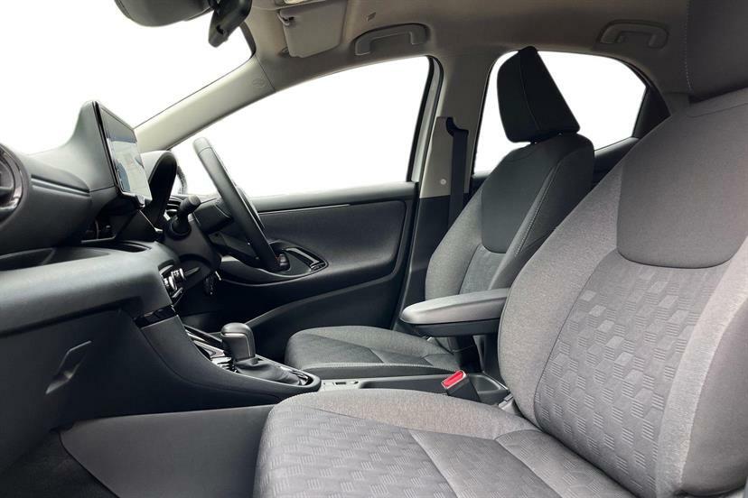 Toyota Yaris 1.5 Hybrid Design Cvt Safety Pack BP24SZF White #2