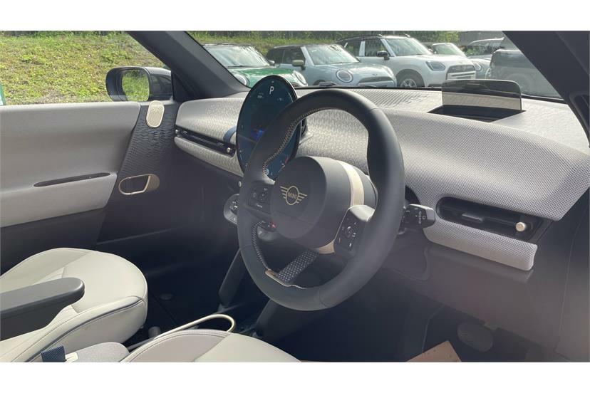 Mini Hatch 135Kw E Exclusive 41Kwh AO75EMF Blue #6