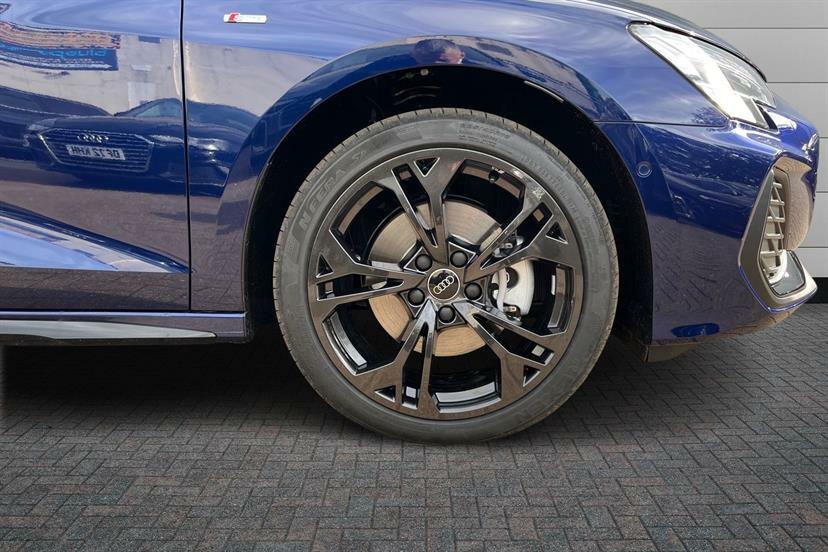 Audi A3 1.5 Tfsi E 204 Black Edition S Tronic LN26JHE Blue #5