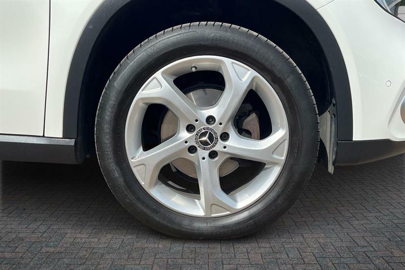 Mercedes-Benz GLA Class 220D 4Matic Sport Executive YA68DDX White #4