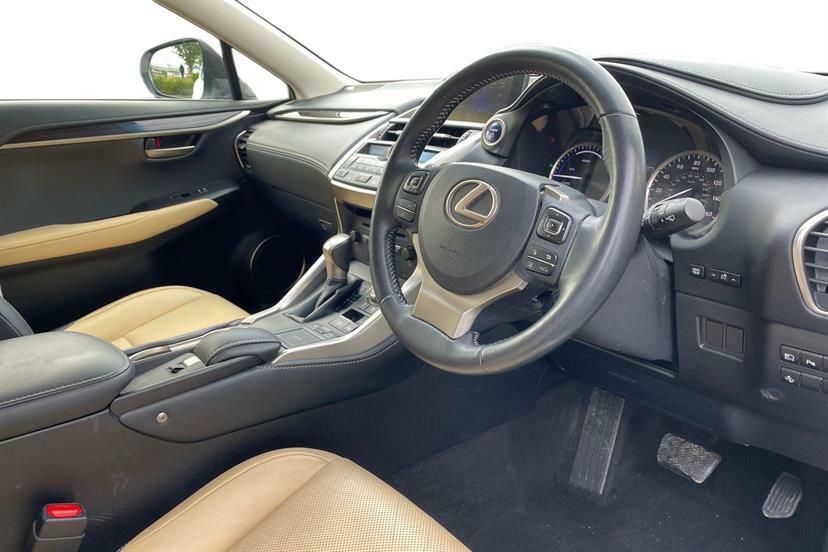 Lexus NX 300H 2.5 Premier Cvt White #6