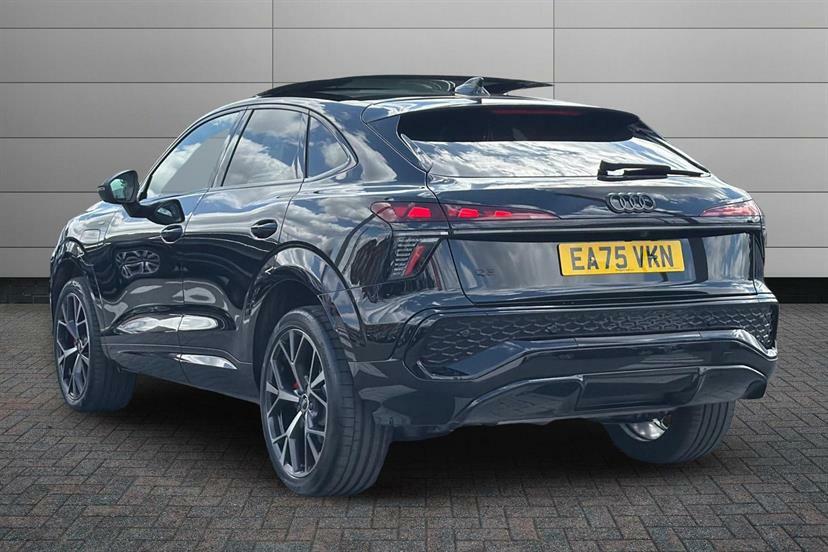 Audi Q3 1.5 E-hybrid Launch Edition Plus S Tronic EA75VKN Black #3