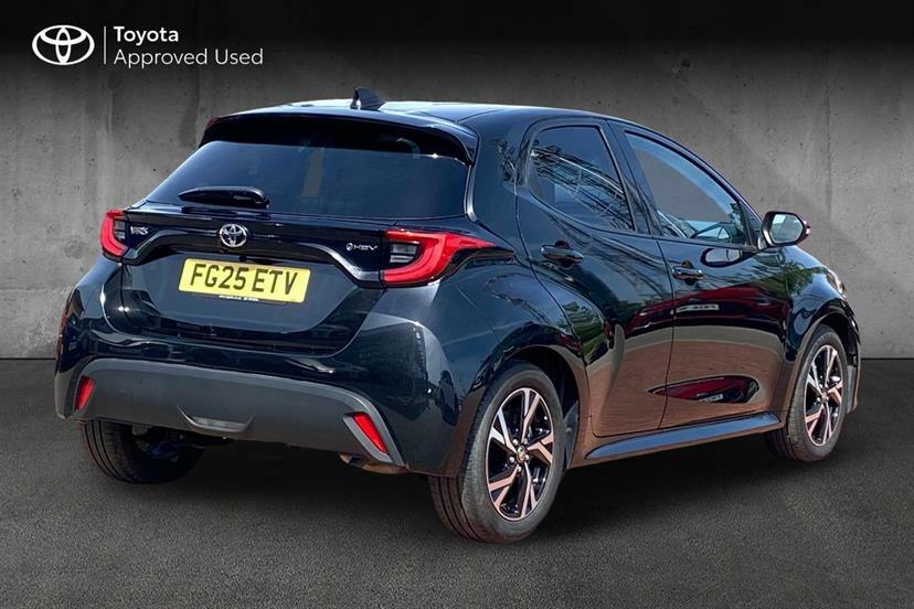 Toyota Yaris 1.5 Hybrid Design Cvt FG25ETV Black #2