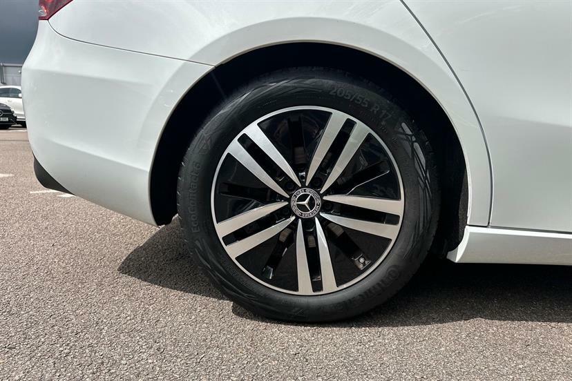 Mercedes-Benz A Class A180d 2.0 Sport MJ71BVO White #4