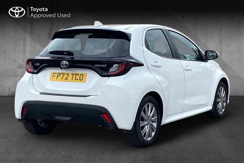 Toyota Yaris 1.5 Hybrid Icon Cvt FP72TCO White #2