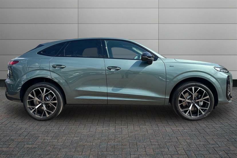 Audi Q3 1.5 E-hybrid Edition 1 S Tronic Soundvision Green #4