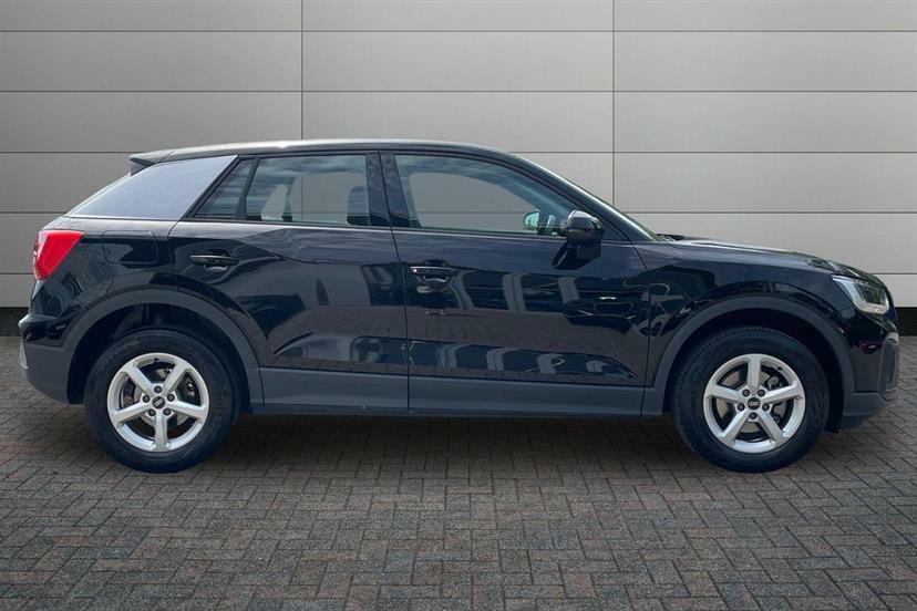 Audi Q2 30 Tfsi Technik Black #4