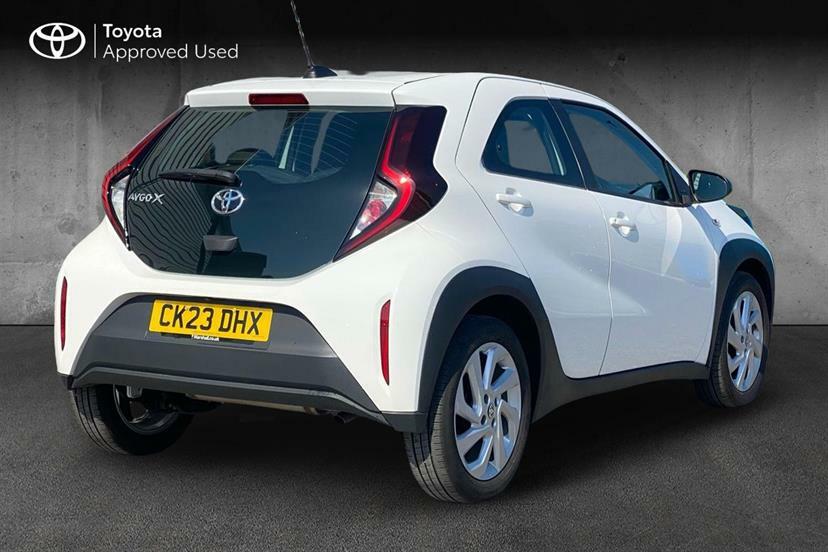 Toyota Aygo X 1.0 Vvt-i Pure CK23DHX White #2