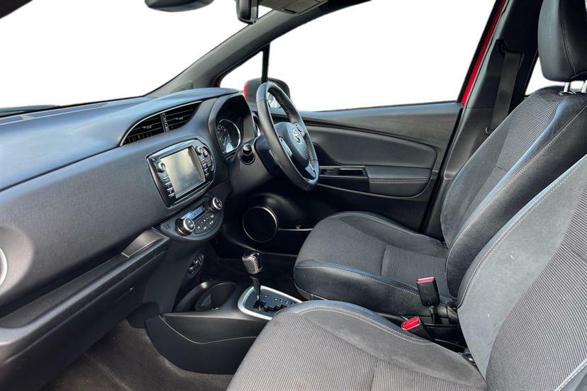 Toyota Yaris 1.5 Hybrid Excel Cvt DE67XNF Red #2