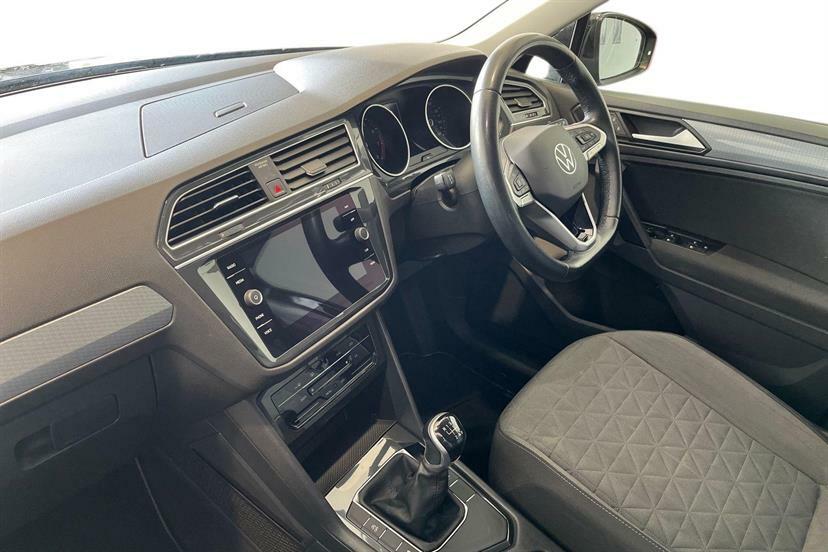 Volkswagen Tiguan 1.5 Tsi 150 Life GL71BBV Black #2