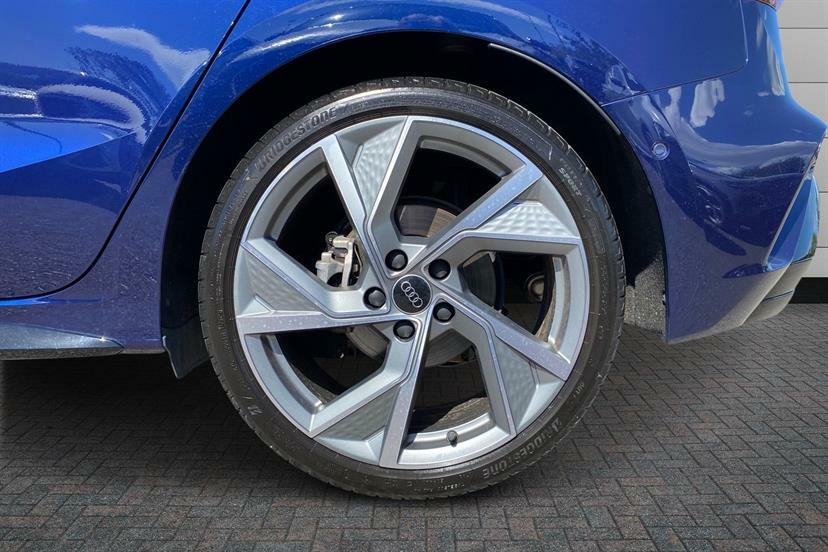 Audi A3 35 Tfsi Black Edition S Tronic KT25YDU Blue #5