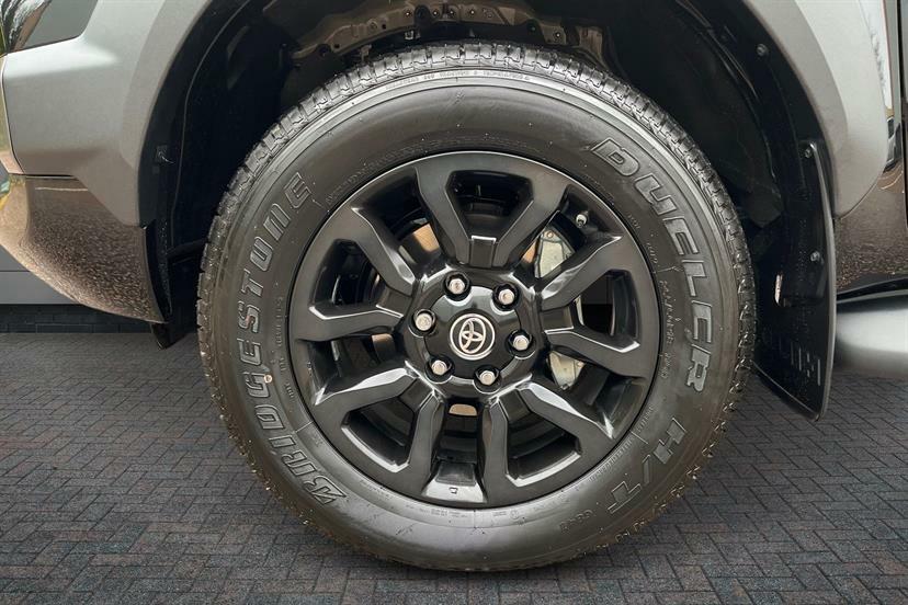 Toyota HILUX Invincible X Dcab Pick Up 2.8 D 48V GD75CRU Black #5