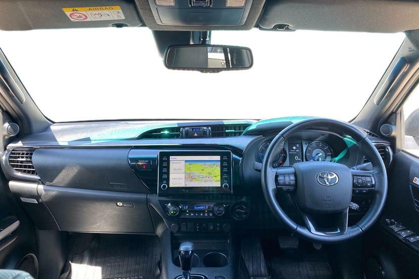 Toyota HILUX Invincible X Dcab Pick Up 2.8 D-4d YS23AUN White #5