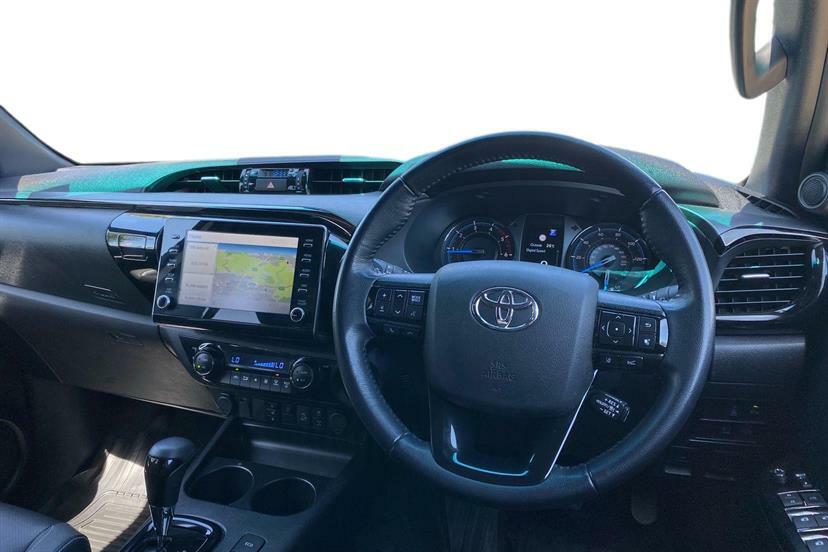Toyota HILUX Invincible X Dcab Pick Up 2.8 D-4d YS23AUN White #6