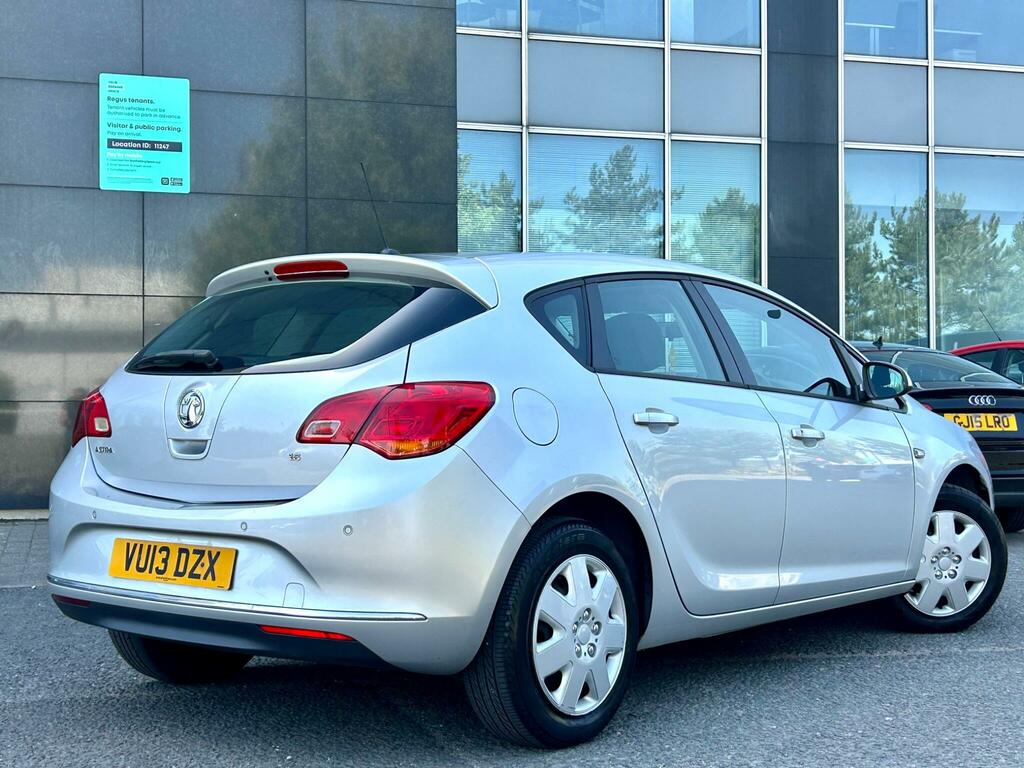 Vauxhall Astra 1.6 16V Exclusiv Euro 5 VU13DZX Silver #2
