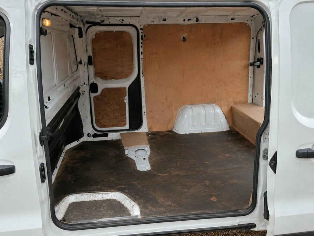 Renault Trafic 1.6L Business MT19NGE White #5