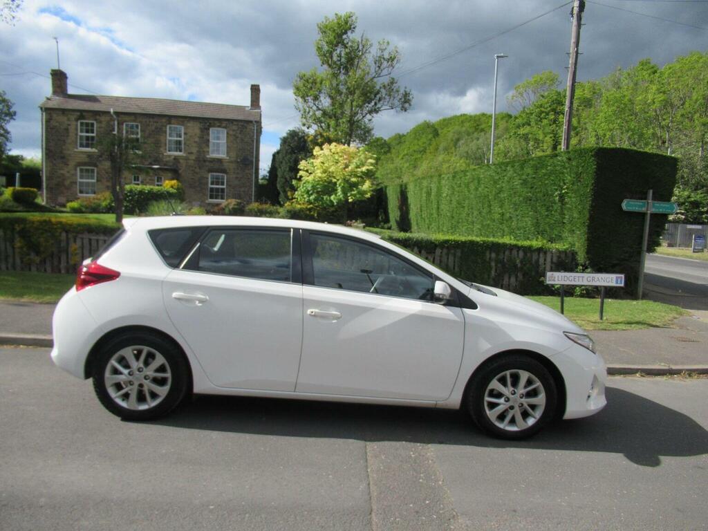 Toyota Auris Hatchback 1.6 V-matic Icon Euro 5 201313 PH13ACH White #2