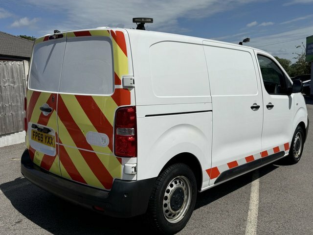 Vauxhall Vivaro 1.5 Turbo D 2900 Edition Panel Van Manu FP69YXX White #3