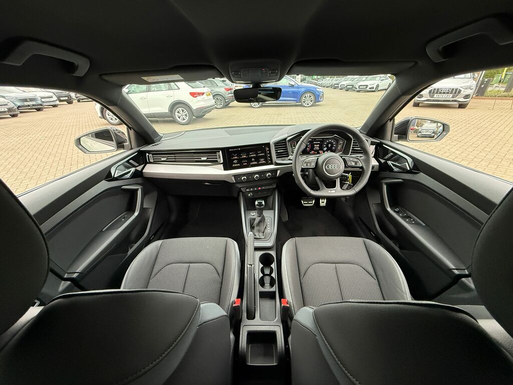 Audi A1 Black Edition GU26VXZ Black #3