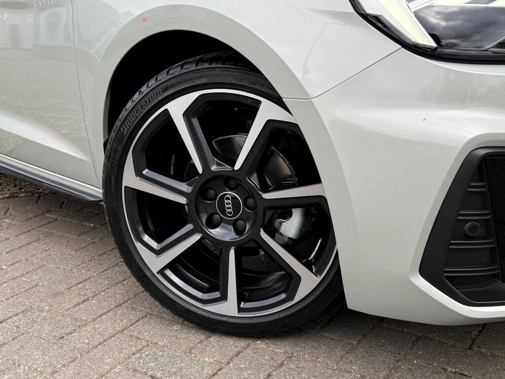Audi A1 Black Edition GU26VXZ Black #6