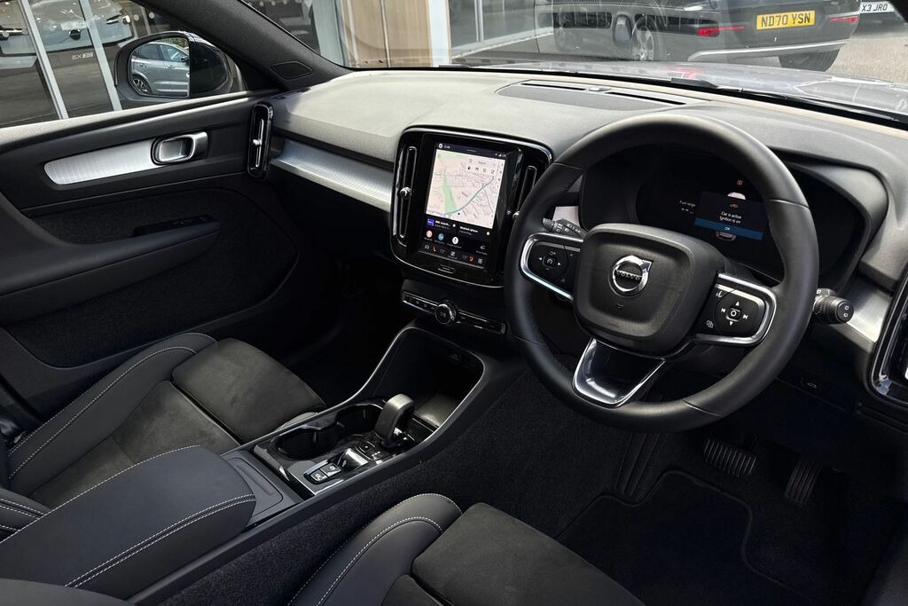 Volvo XC40 Plus Black #6