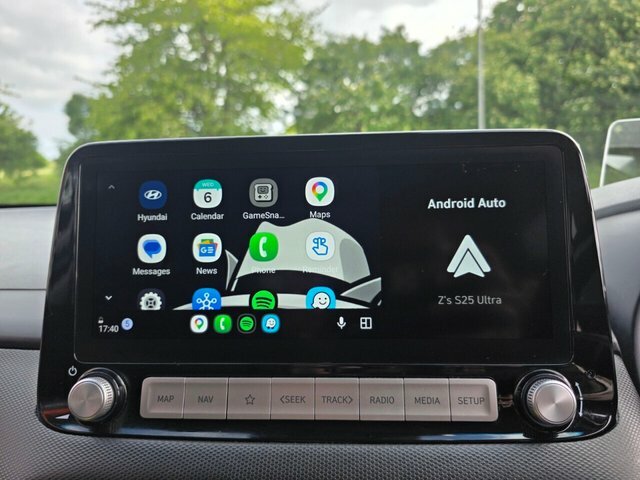 Hyundai Kona Premium Se Suv LT70MVG White #2