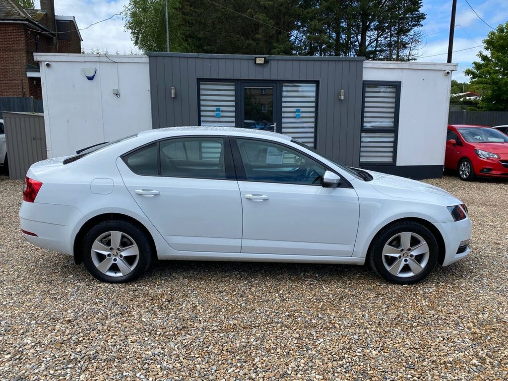 Skoda Octavia 1.6L Se White #4