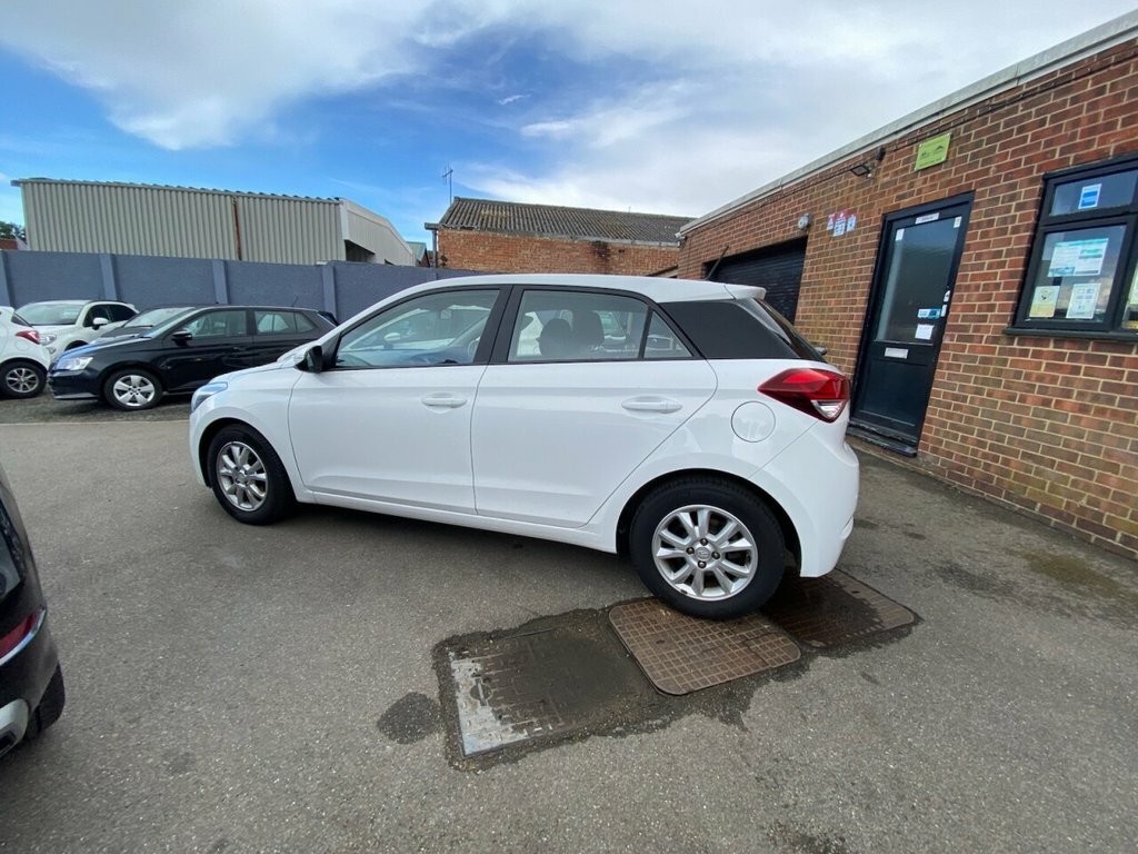 Hyundai I20 1L Se White #4