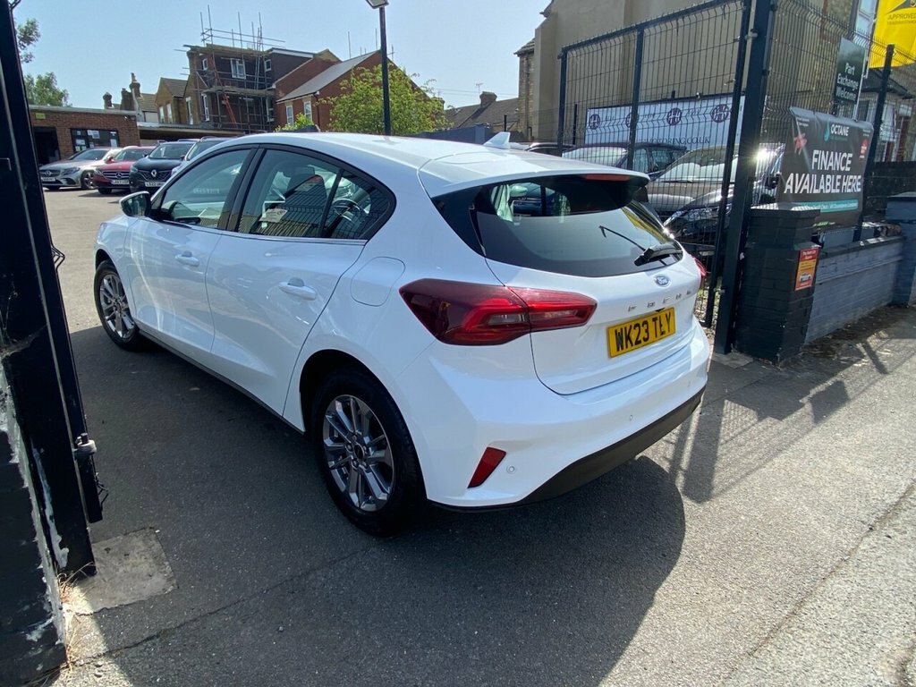 Ford Focus 1L Titanium WK23TLY White #4
