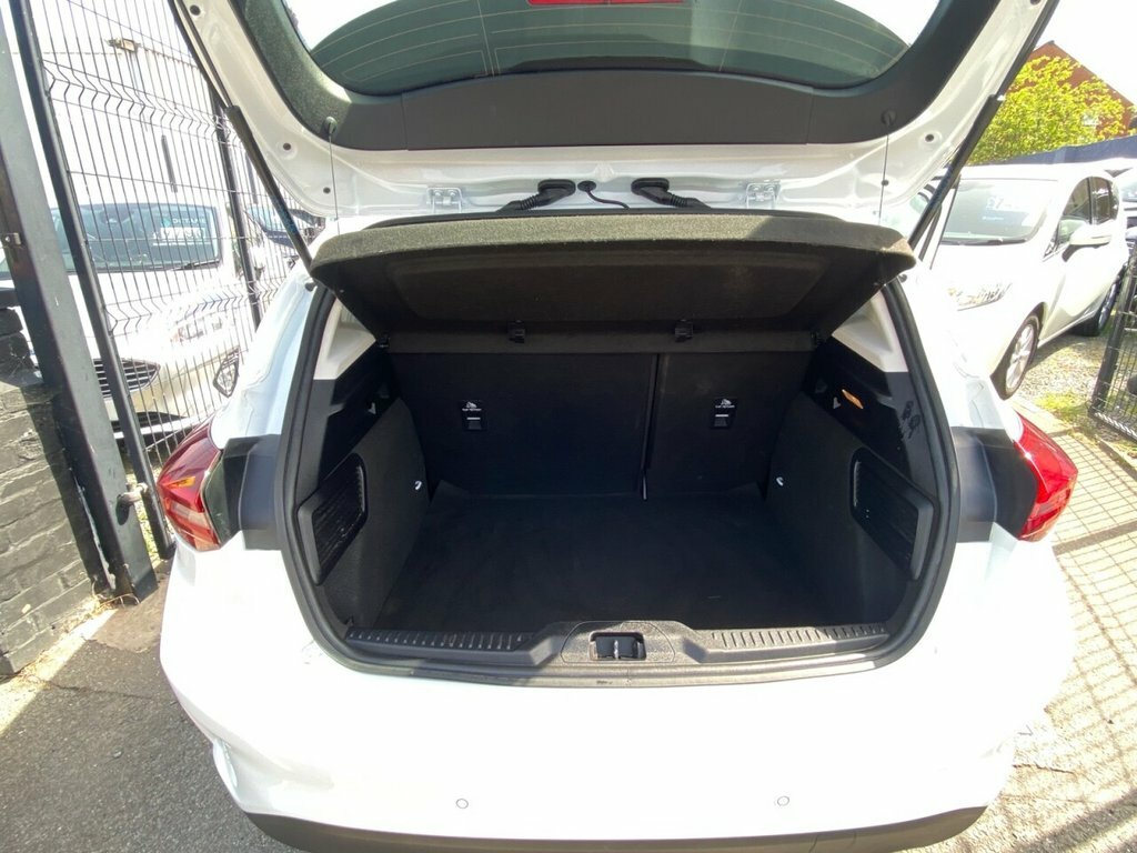 Ford Focus 1L Titanium WK23TLY White #6