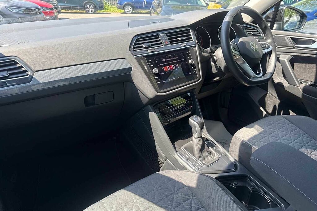 Volkswagen Tiguan 1.5 Tsi 150 Life Dsg LD21KRV Black #2