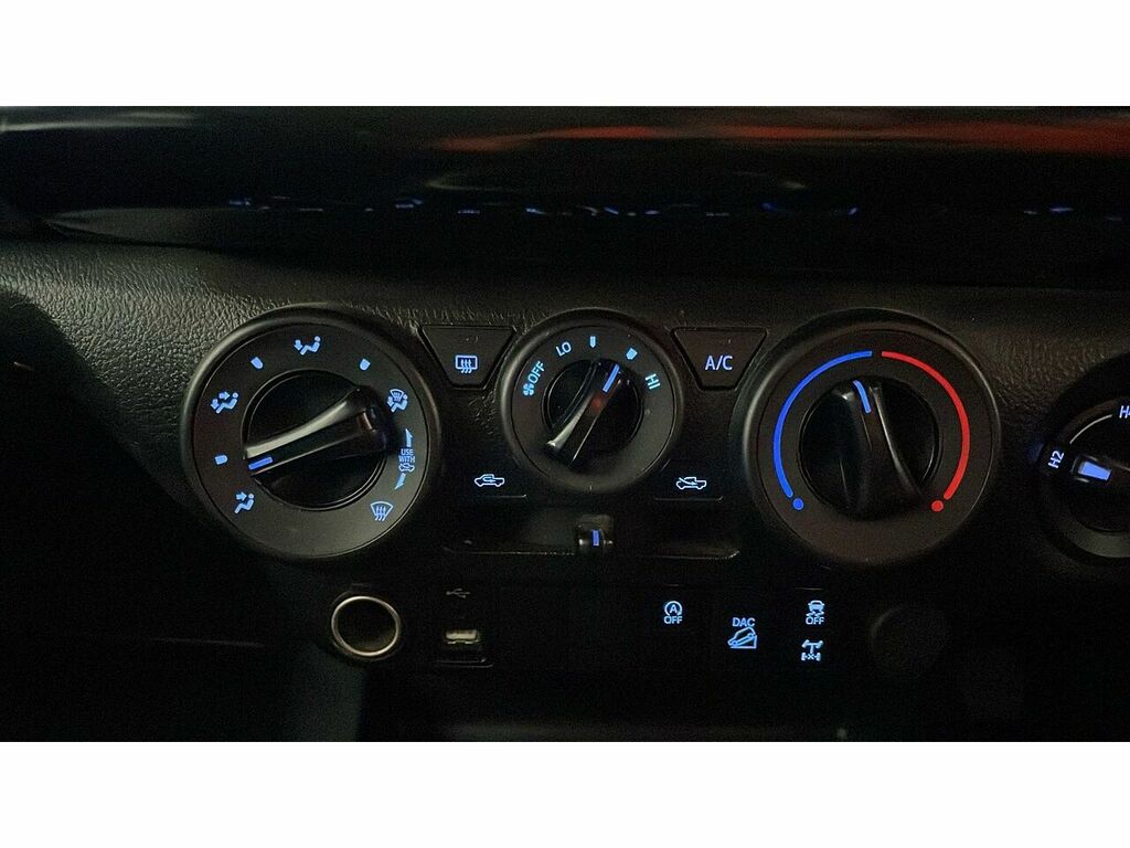 Toyota HILUX D-4d Icon White #6