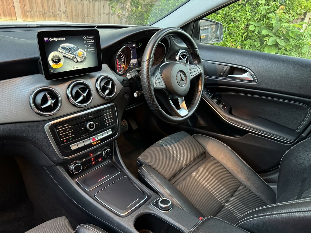 Mercedes-Benz GLA Class Suv 1.6 Gla180 Urban Edition 201968 SR68JZK White #2