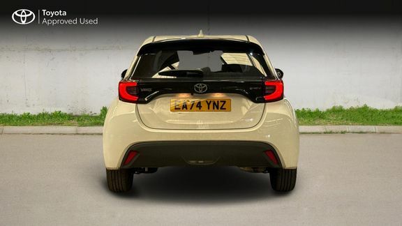 Toyota Yaris Design EA74YNZ White #4