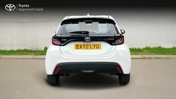 Toyota Yaris Icon White #4