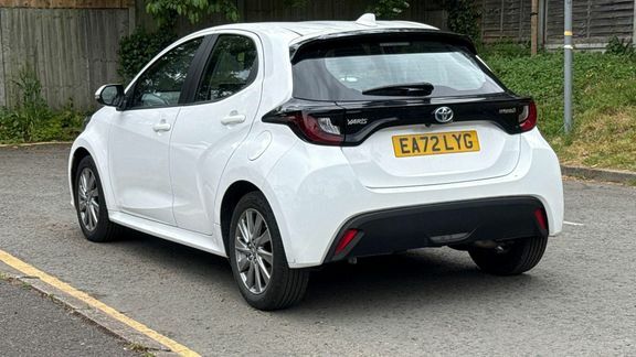 Toyota Yaris Icon White #5