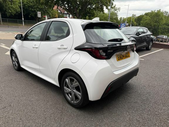 Toyota Yaris Icon White #3