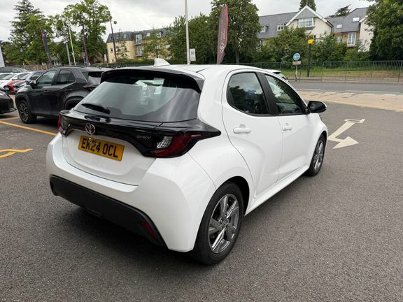 Toyota Yaris Icon White #4