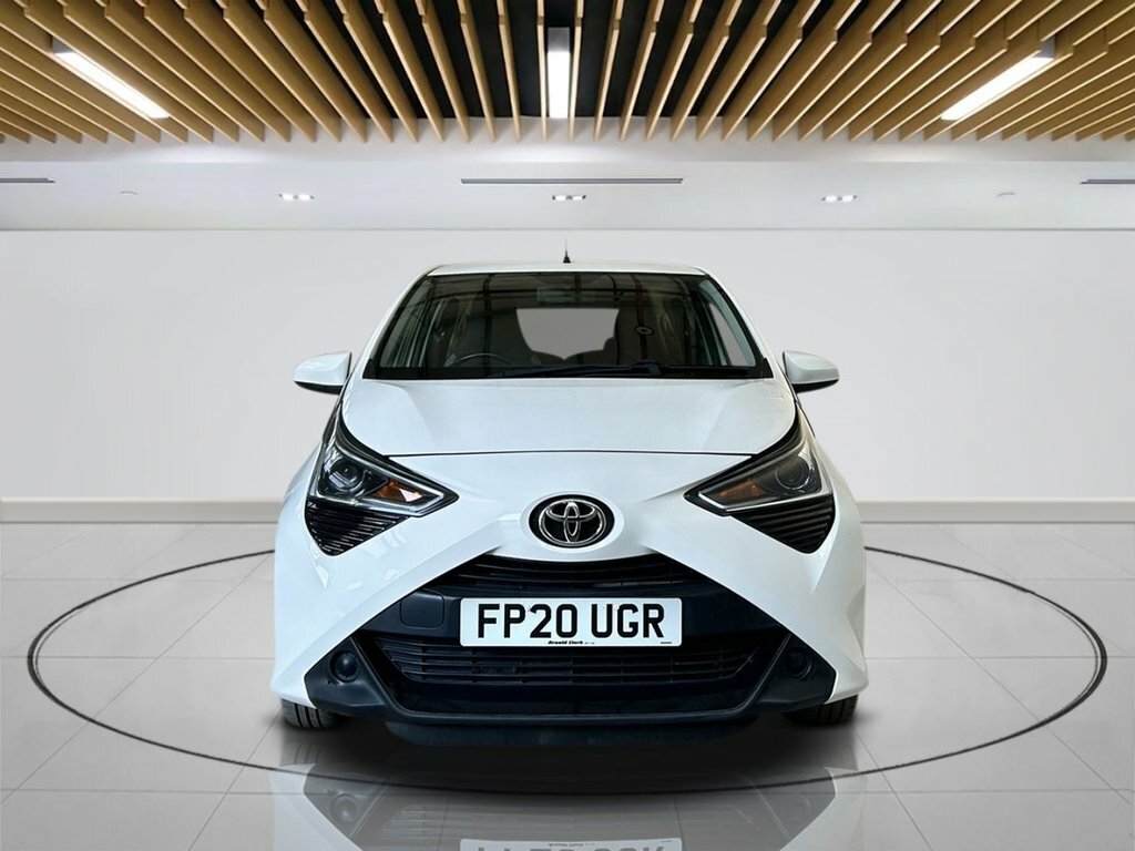 Toyota Aygo 1L X-play FP20UGR White #2