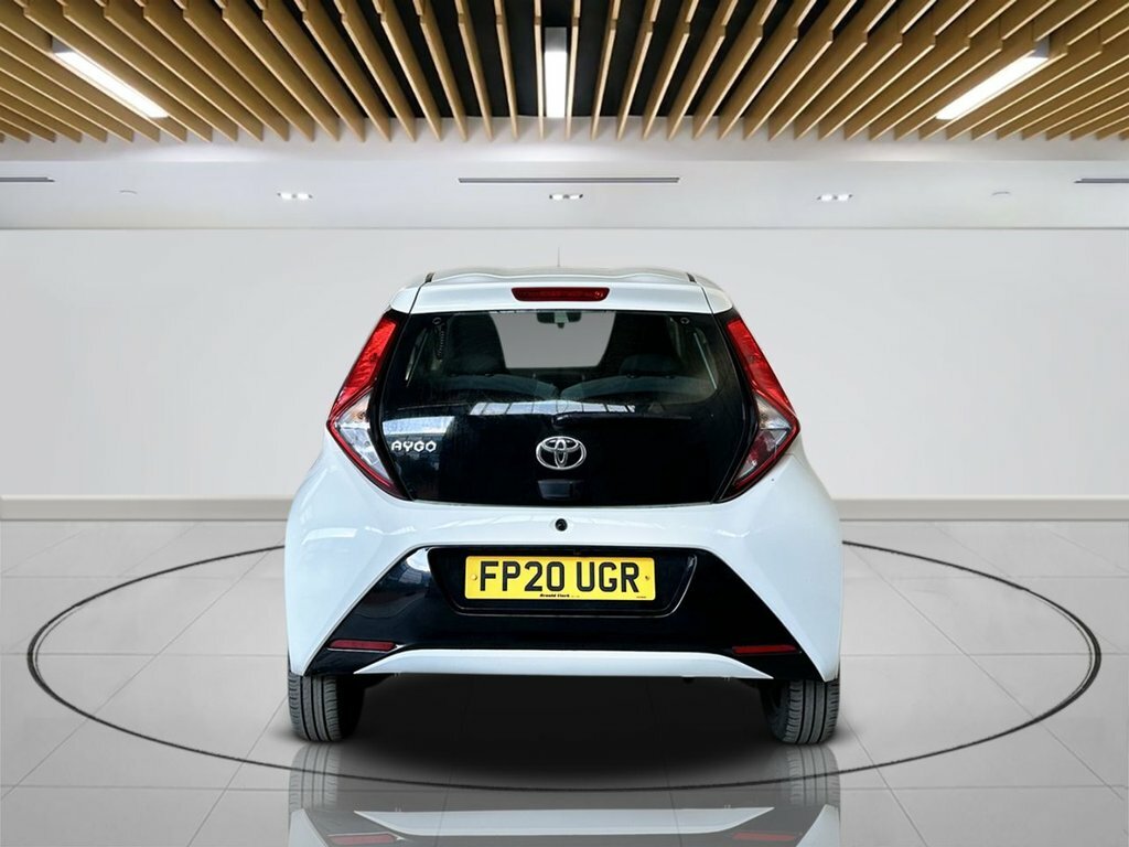 Toyota Aygo 1L X-play FP20UGR White #6