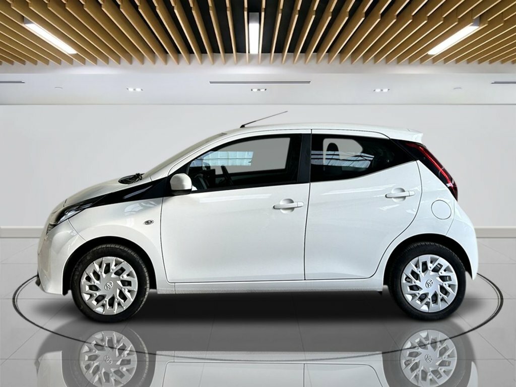 Toyota Aygo 1L X-play FP20UGR White #4
