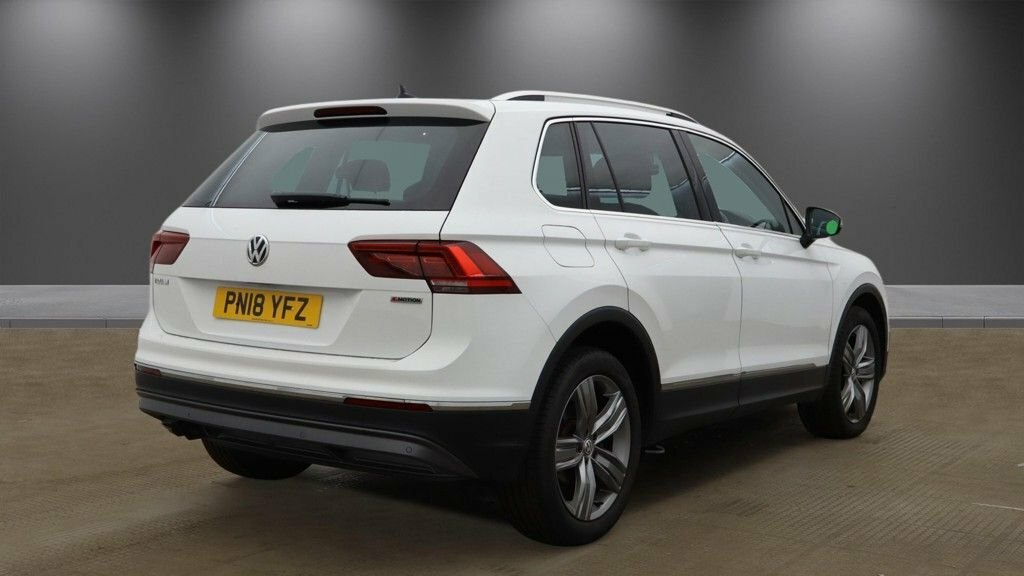 Volkswagen Tiguan 2L Sel PN18YFZ White #4