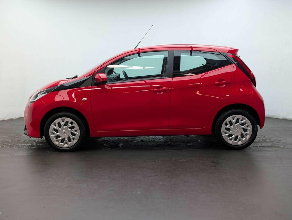 Toyota Aygo X 1L X-play Red #5