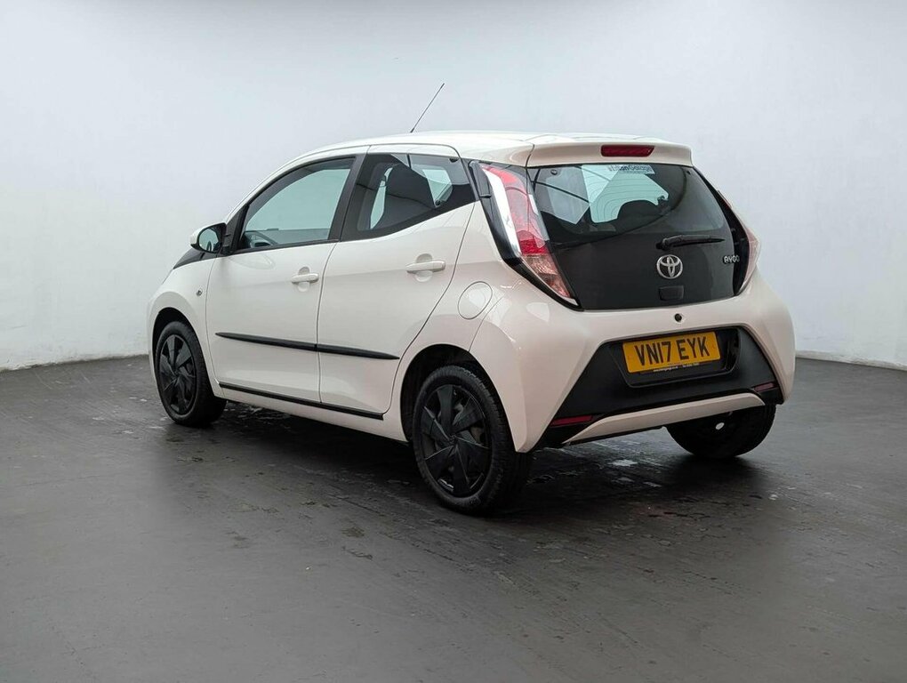 Toyota Aygo X 1L X-play White #6