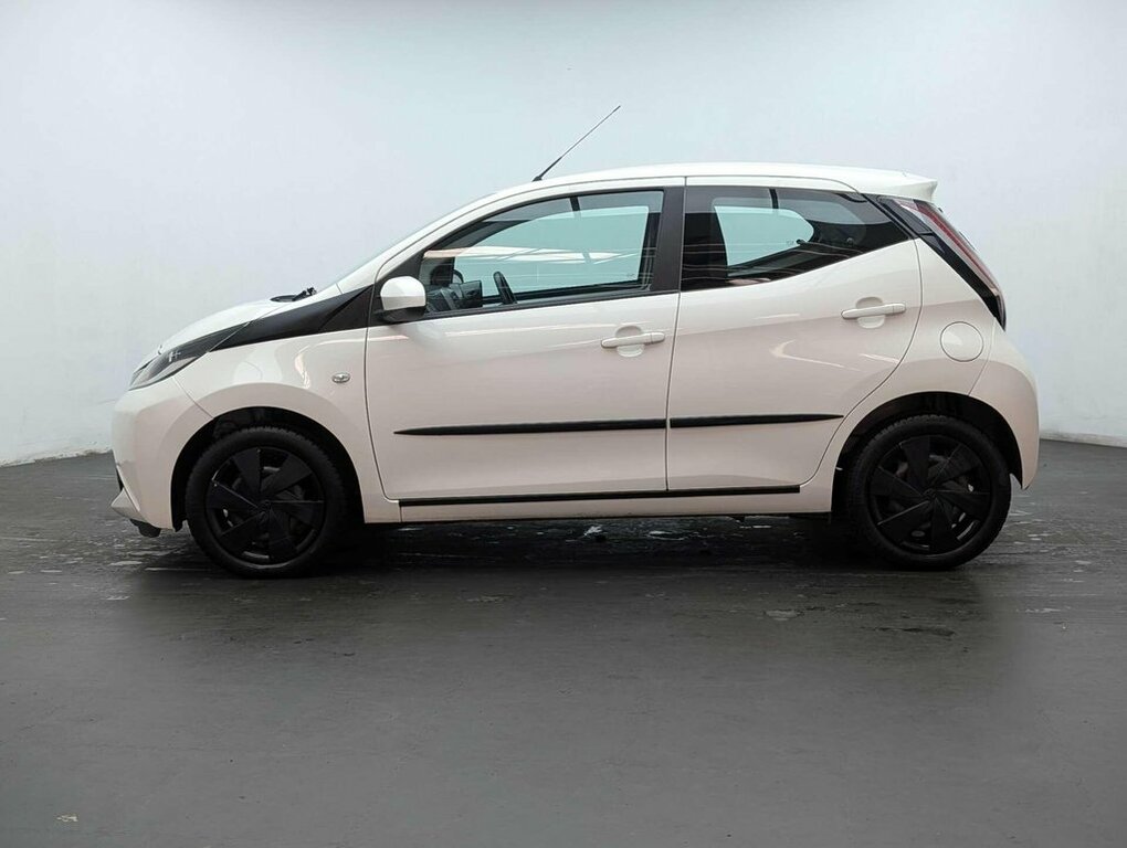 Toyota Aygo X 1L X-play White #5